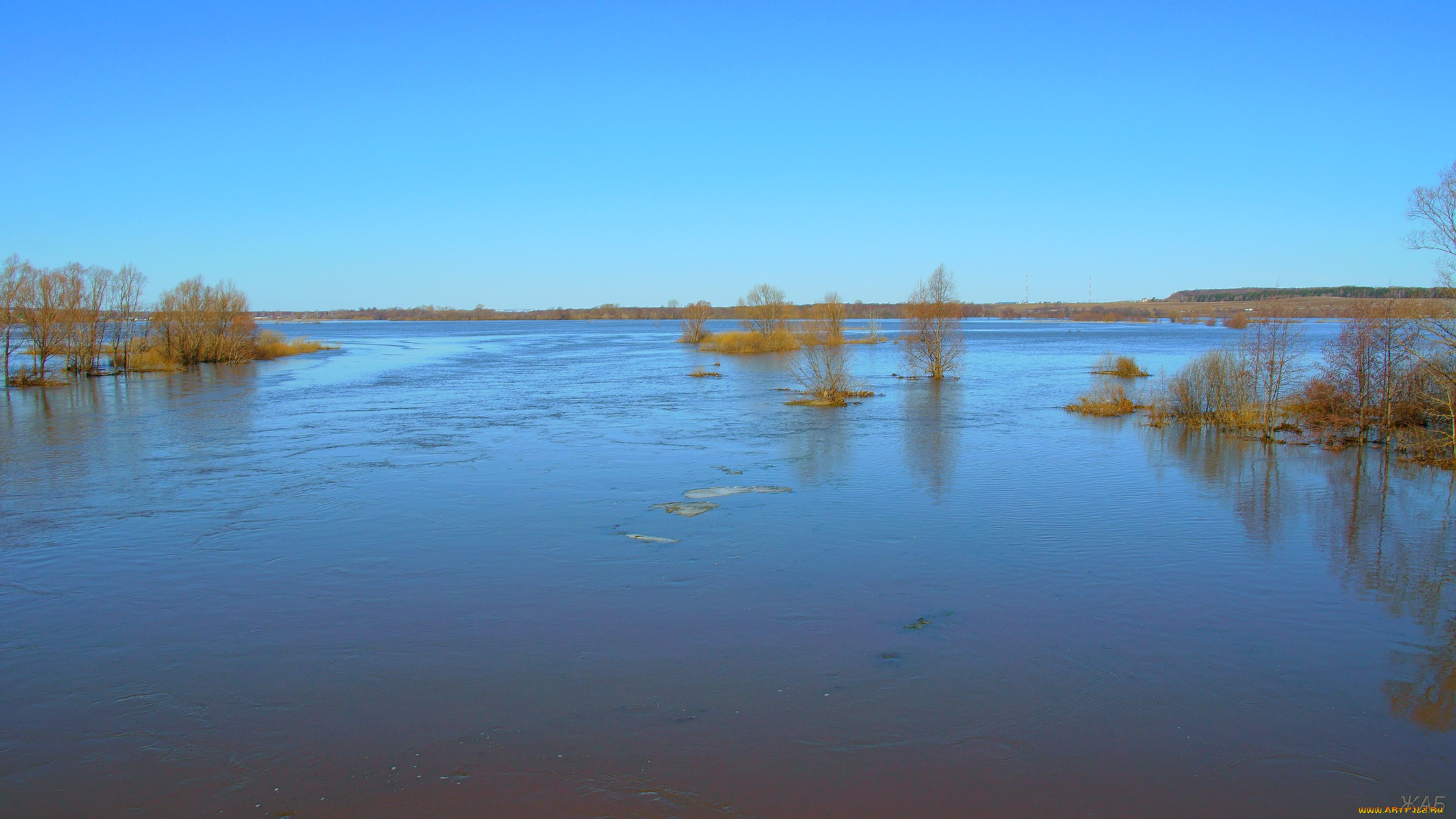 Озера разлив реки. Река Миякинка. Разлив и небо. Половодье на рабочий стол. Озера на реке пьяне.